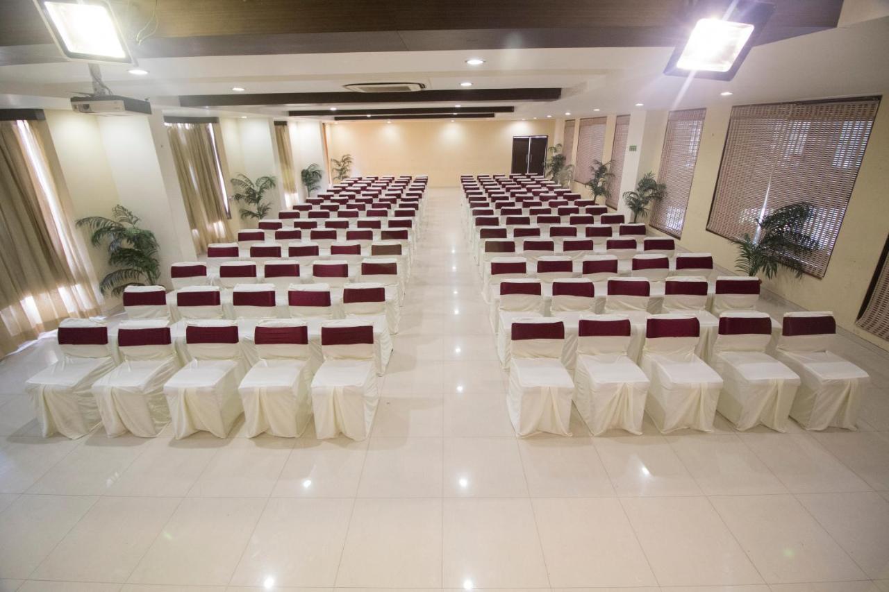 Grand Sarovar Portico, Lātūr Exterior foto