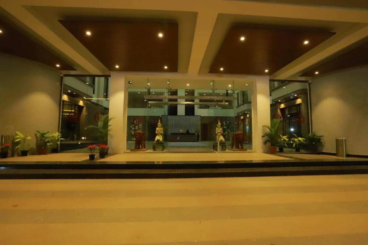 Grand Sarovar Portico, Lātūr Exterior foto